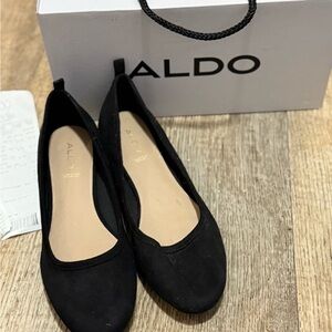 ALDO Women's Classic Black Flats with shiny gold heel (1/4 inch)cc cc x iiisiZ